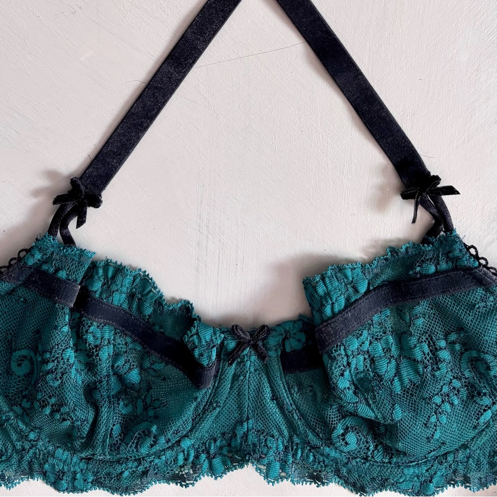 VICTORIA’S SECRET Dream Angels Wicked Unlined Uplift Bra Lace With Velvet Trim